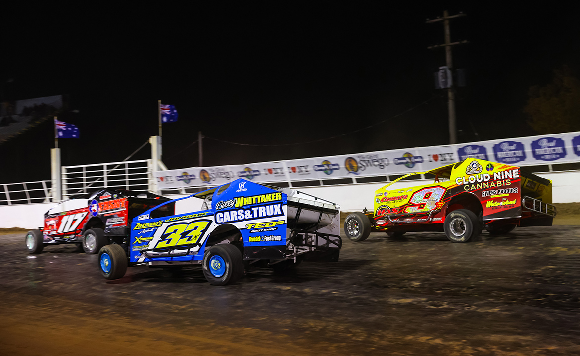 358 Modified racing at Oswego Speedway