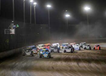DIRTcar UMP Modifieds taking green flag