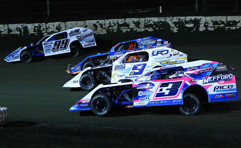 Four wide racing at Fairbury